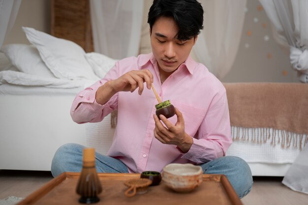 Homme plein coup avec du thé matcha