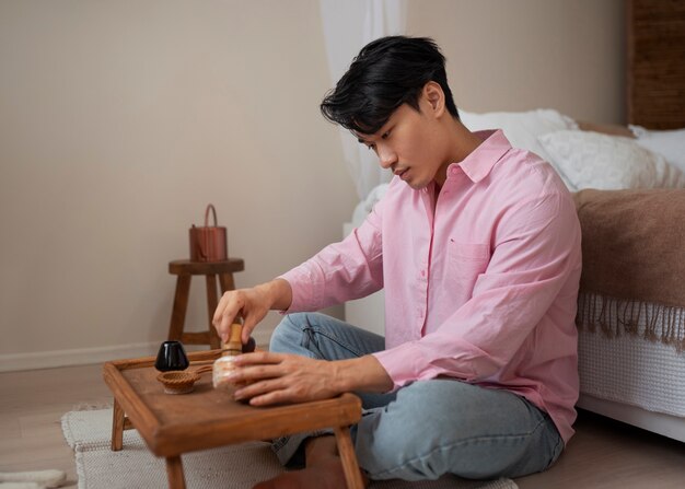 Homme plein coup avec du thé matcha