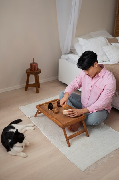 Homme plein coup avec du thé matcha