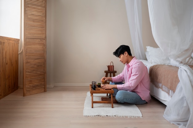 Homme plein coup avec du thé matcha