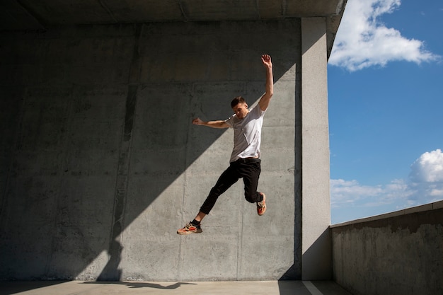 Photo gratuite homme plein coup faisant une formation de parkour