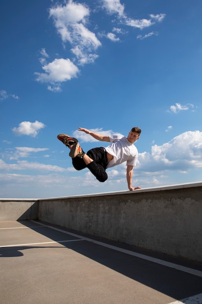 Homme plein coup faisant une formation de parkour