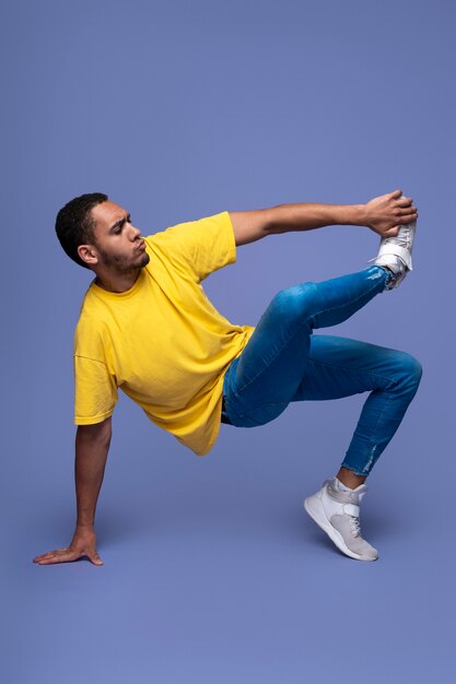 Homme plein coup faisant des mouvements de danse