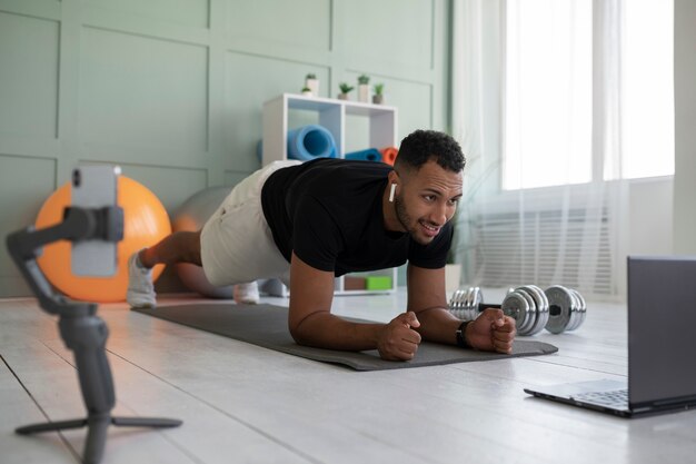 Homme plein coup faisant la planche