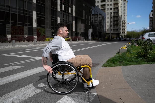 Homme plein coup en fauteuil roulant à l'extérieur