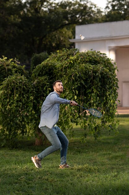 Homme plein coup jouant au badminton