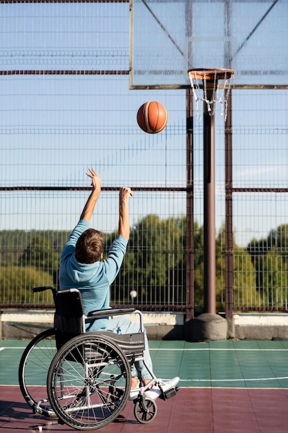 Homme plein coup jouant au basket