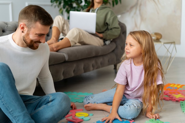 Photo gratuite homme plein coup jouant avec un enfant