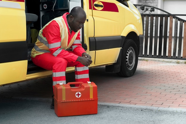 Homme plein coup avec kit d'urgence