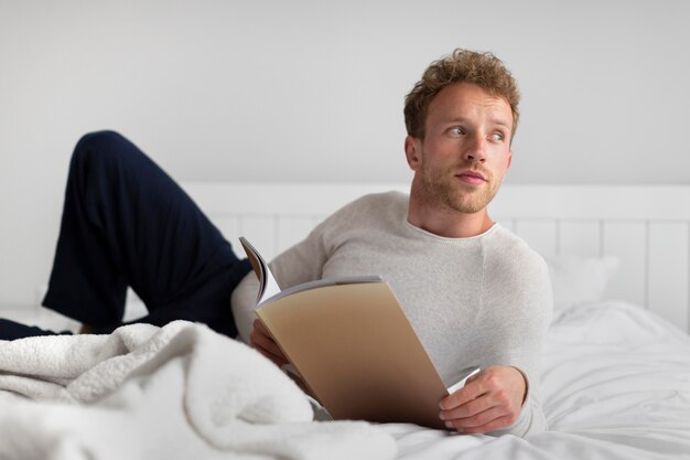 Homme plein coup avec livre