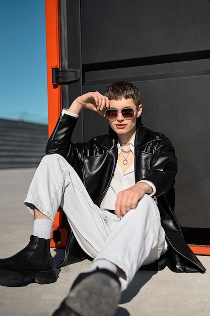 Homme plein coup avec des lunettes de soleil à l'extérieur