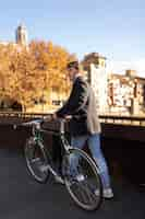 Photo gratuite homme plein coup marchant à vélo