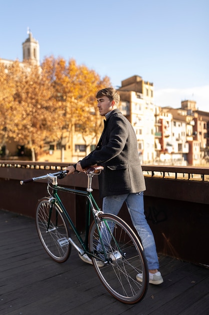 Homme plein coup marchant à vélo