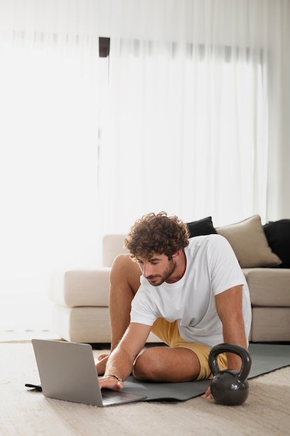 Homme plein coup avec ordinateur portable