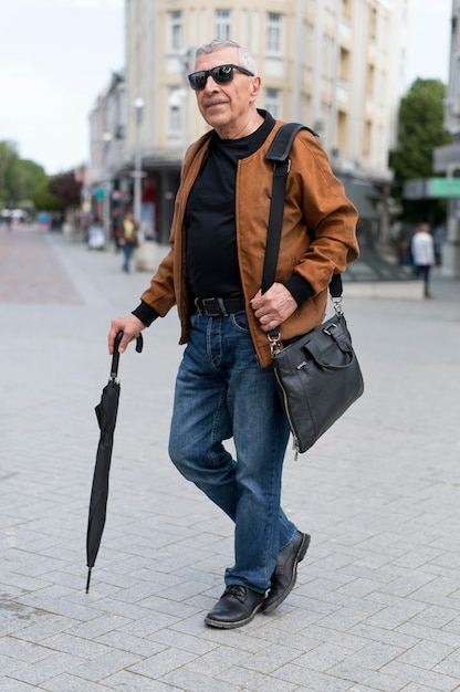 Homme plein coup avec parapluie