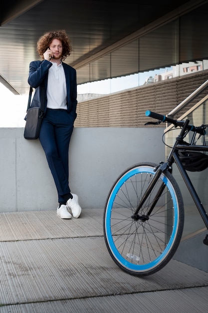 Photo gratuite homme plein coup de parler au téléphone