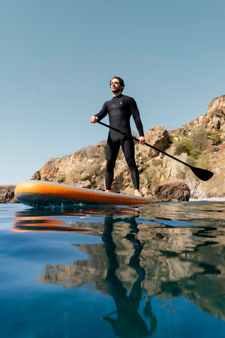 Photo gratuit homme plein coup sur planche de surf