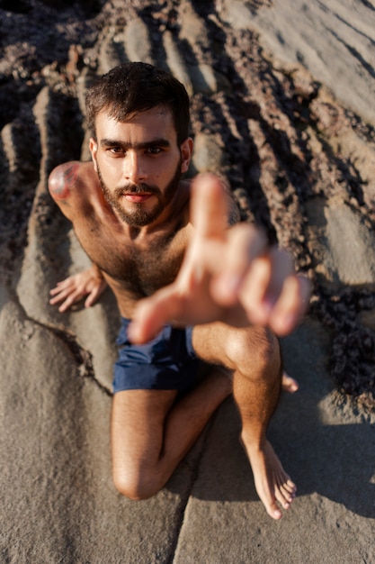 Photo gratuite homme plein coup avec poitrine velue au bord de la mer