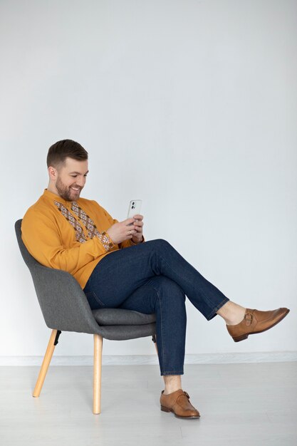 Homme plein coup portant une chemise brodée