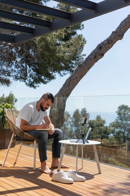 Homme plein coup en prenant des notes