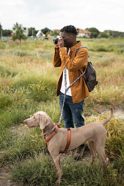 Homme plein coup prenant des photos dans la nature