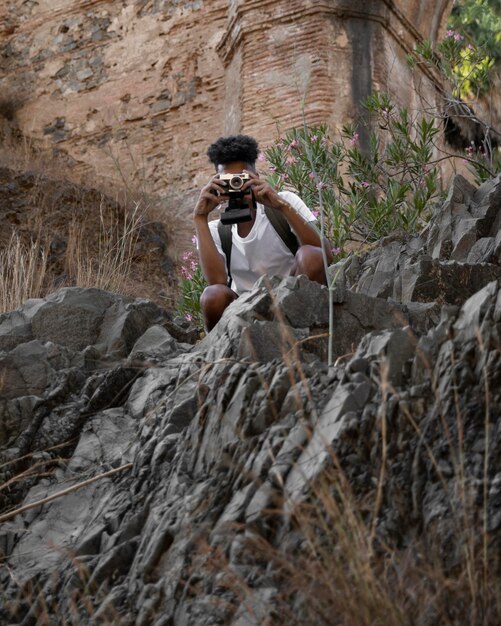 Homme plein coup de prendre des photos