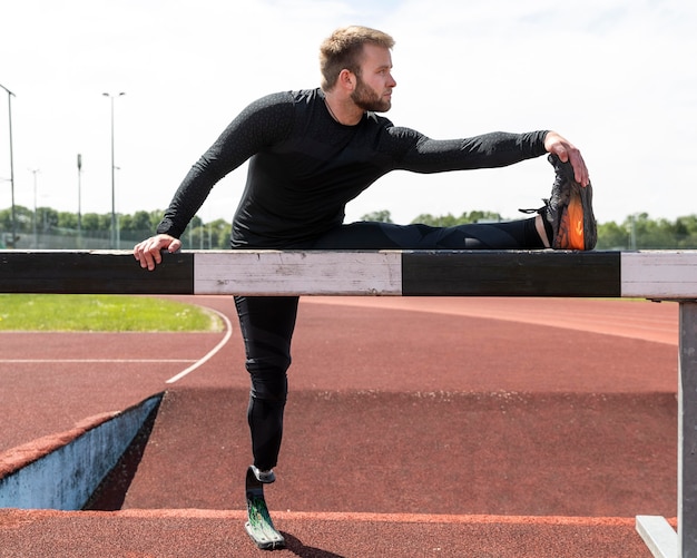 Photo gratuite homme plein coup avec prothèse