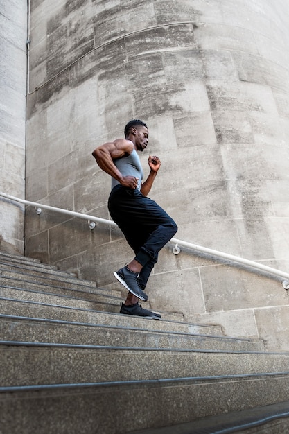 Homme plein coup qui descend les escaliers