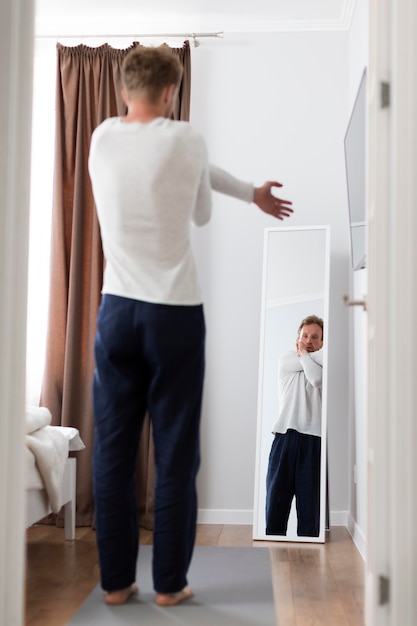 Homme plein coup qui s'étend à la maison