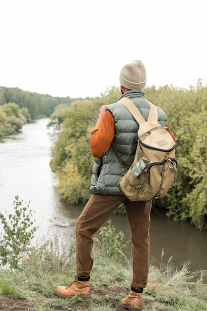 Homme plein coup regardant la rivière