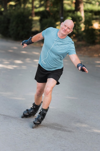 Homme plein coup avec des rollers