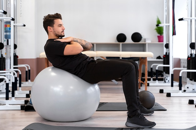 Homme plein coup s'exerçant avec ballon