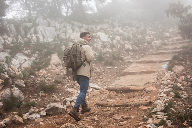 Homme plein coup avec sac à dos à l'extérieur