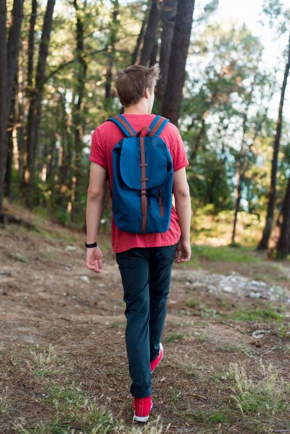 Homme plein coup avec sac à dos en forêt