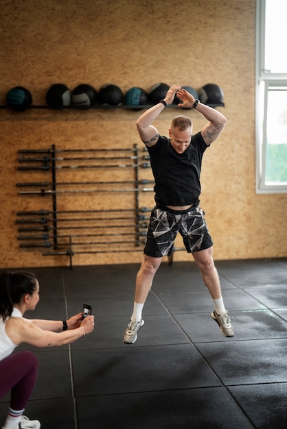 Homme plein coup sautant au gymnase