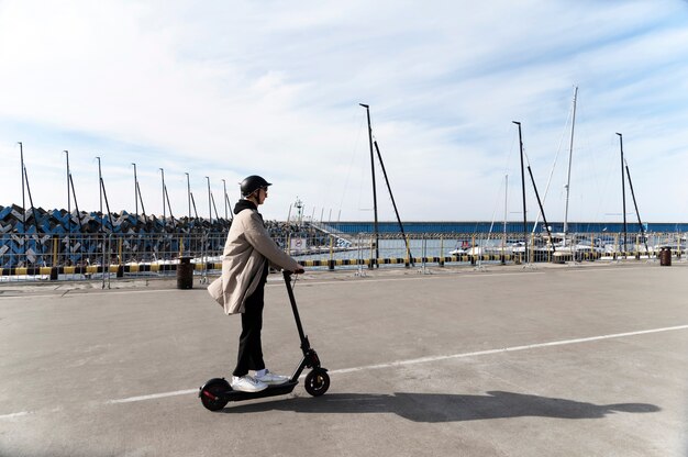 Homme plein coup sur scooter électrique à l'extérieur