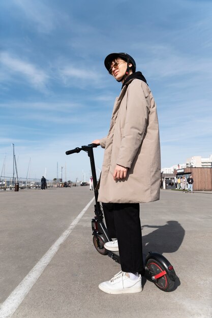 Homme plein coup avec scooter électrique