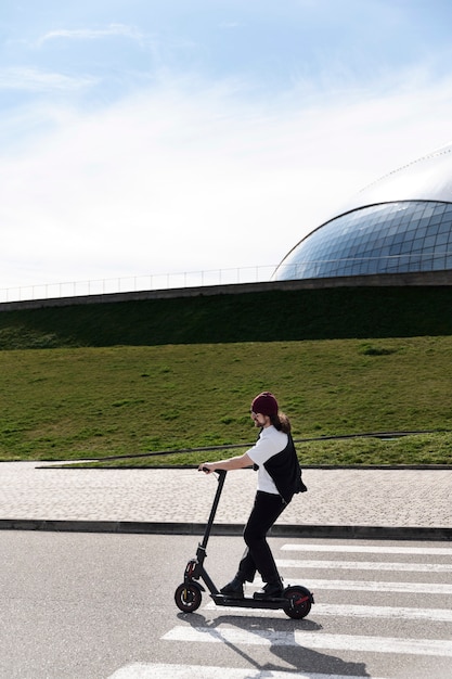 Photo gratuite homme plein coup avec scooter électrique