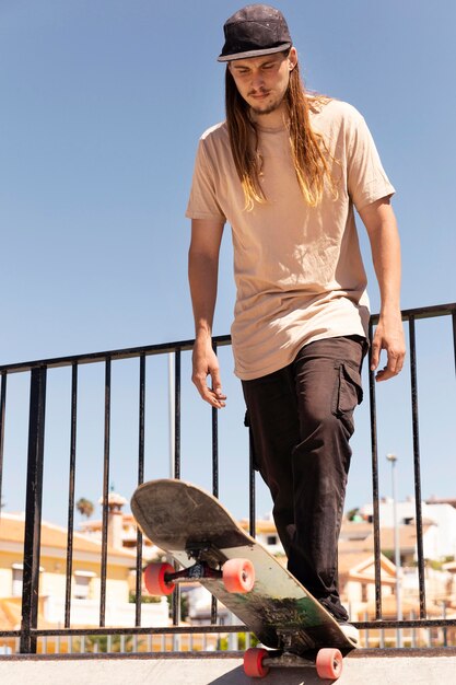 Homme plein coup avec skateboard à l'extérieur