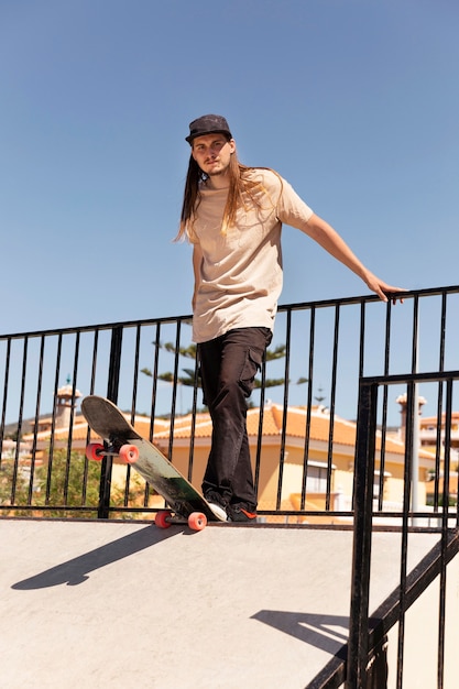 Homme plein coup avec skateboard