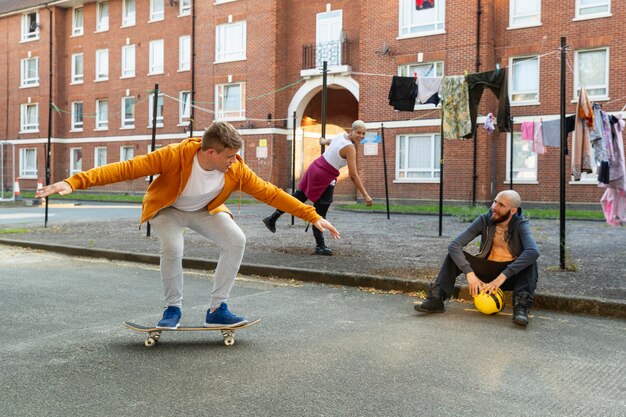 Homme plein coup sur skateboard