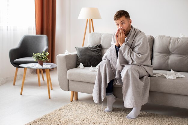 Homme plein coup souffrant d'allergie