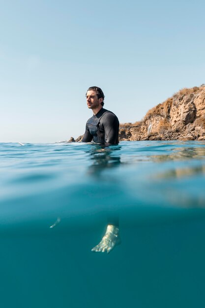 Homme plein coup sous l'eau