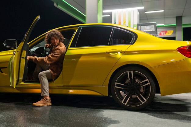 Homme plein coup à la station-service
