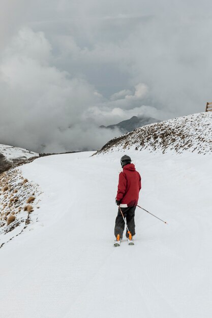 Homme plein coup à la station de ski