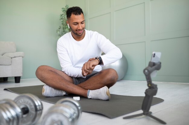 Homme plein coup sur tapis de yoga