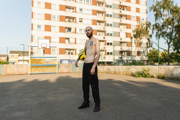 Homme plein coup tenant le ballon