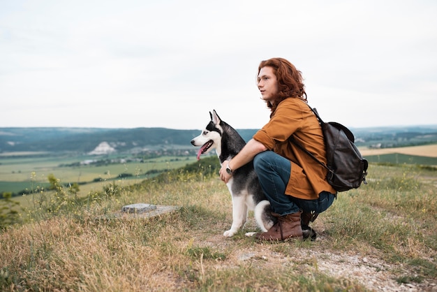 Homme plein coup tenant un chien à l'extérieur