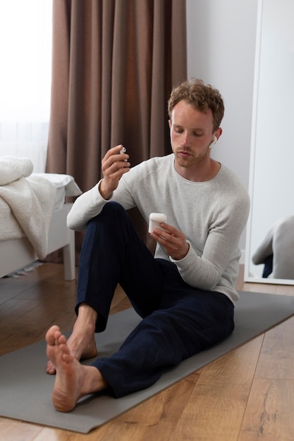 Homme plein coup tenant des écouteurs