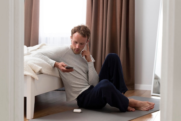 Homme plein coup tenant le téléphone